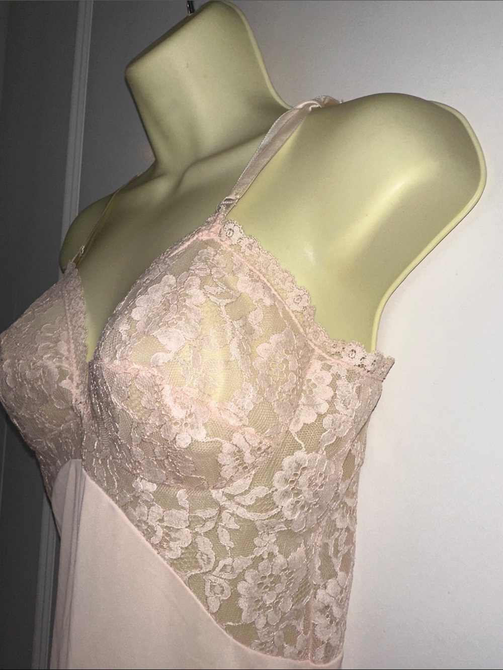 Vintage 60s Formfit Rogers light pink full slip with lace bodice & hem‎ - Picture 4 of 9